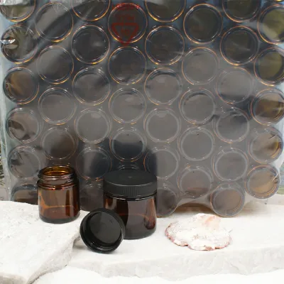 Braunglas Salbentiegel mit schwarzem Deckel (im Tray)